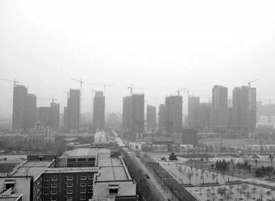 在鄭州市同一地點拍攝的照片，下為1月1日晴朗天氣，上為1月5日霧霾天氣。（拼接圖片）