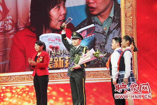 中國人民解放軍71352部隊(duì)19分隊(duì)管理員王留杰上臺(tái)接受頒獎(jiǎng)。