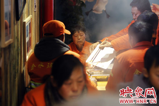 鄭州黃河路衛(wèi)生路附近一家火鍋店，宴請130名環(huán)衛(wèi)工人吃火鍋。