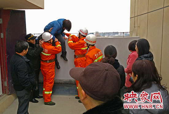 消防隊員和巡防隊員、民警將最后一名女子從樓頂救下。