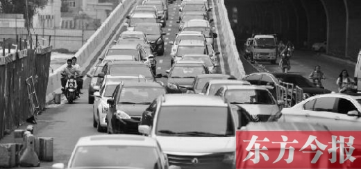 昨日，鄭州市大學(xué)路與隴海路交叉口處，因封閉施工，現(xiàn)場(chǎng)堵成停車場(chǎng)