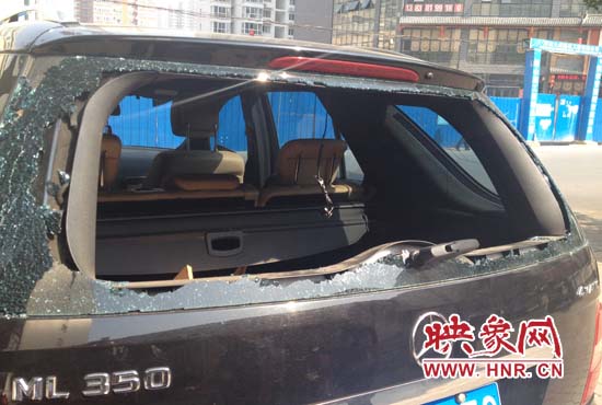 奔馳車夜停路邊被砸，損失萬元以上