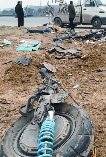 現(xiàn)場(chǎng)散落大量電動(dòng)車(chē)碎片，車(chē)輪已完全脫離車(chē)體，可見(jiàn)當(dāng)時(shí)車(chē)禍的慘烈程度