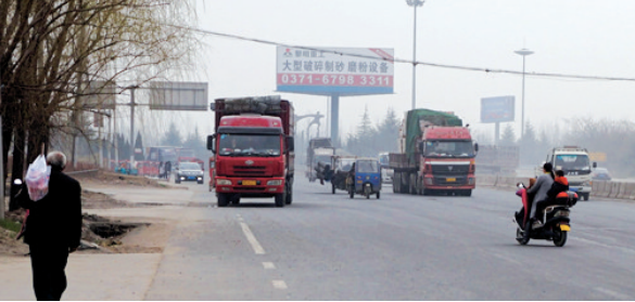 距離事故現(xiàn)場不遠，仍有人騎電動車帶著孩子橫穿馬路
