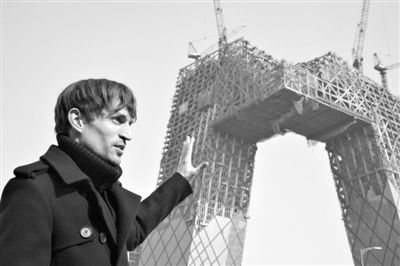 2008年2月，建筑師奧雷·舍人在中央電視臺新址大樓的工地外。圖/CFP