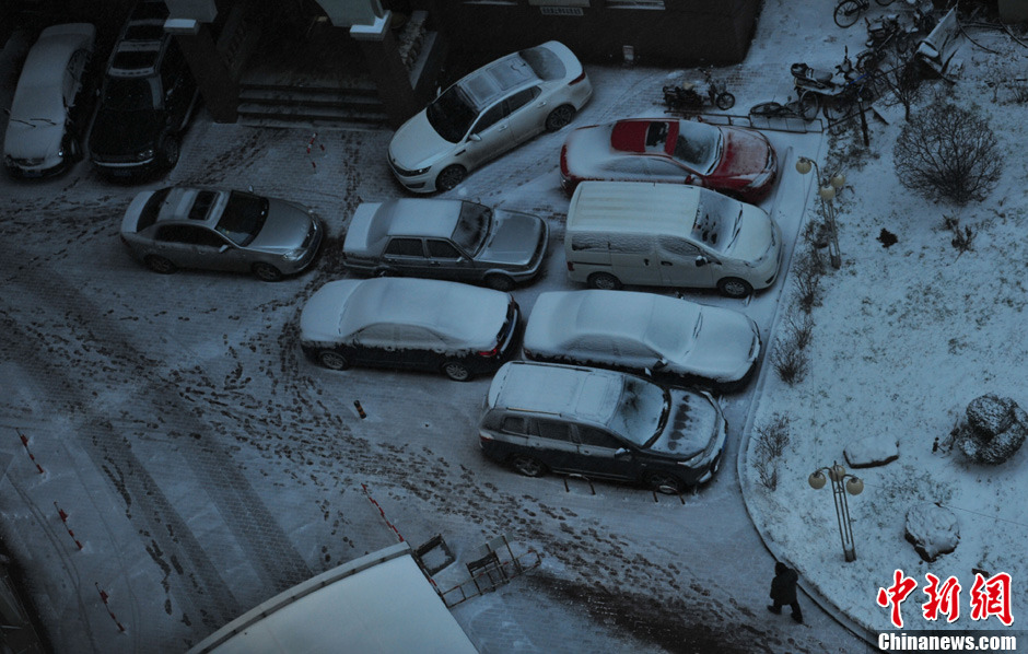 11月18日，沈陽(yáng)街頭車輛被積雪覆蓋。