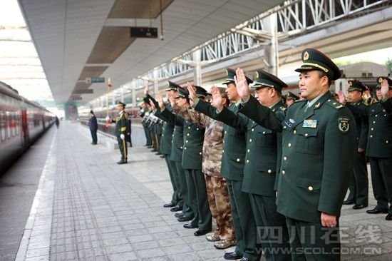 全國抗震救災(zāi)模范王凱率13集團軍常委為退伍老兵送行。
