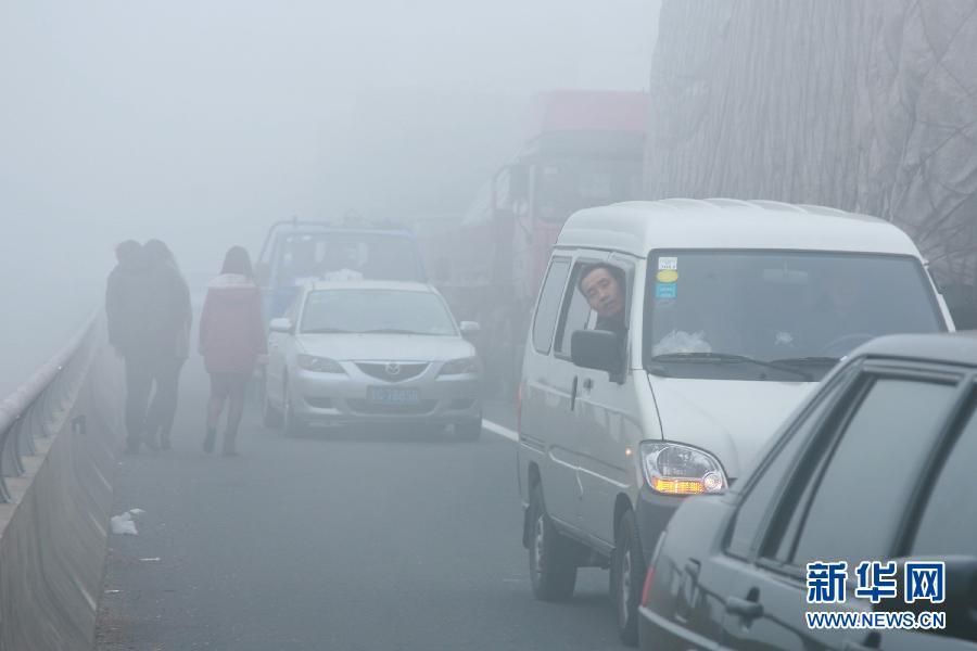 12月4日，滬陜高速揚(yáng)州段大量車輛滯留。