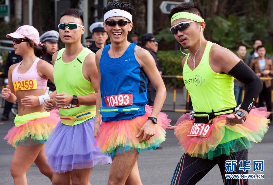 12月8日，三名男選手身著“蓬蓬裙”參加比賽。