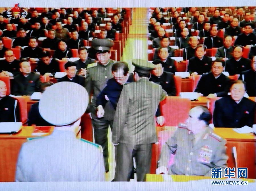 張成澤在12月8日勞動(dòng)黨中央政治局?jǐn)U大會(huì)議現(xiàn)場(chǎng)被帶走。