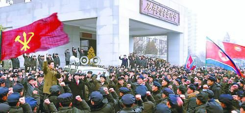 朝鮮11日繼續(xù)展開大規(guī)模批判張成澤運動。圖為朝鮮金策工業(yè)大學的青年學生宣誓擁護領袖金正恩。