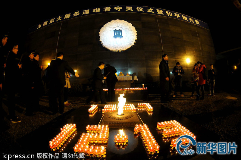 “為南京大屠殺遇難者守靈儀式暨和平燭光祭”活動(dòng)在侵華日軍南京大屠殺遇難同胞紀(jì)念館祭場(chǎng)舉行。