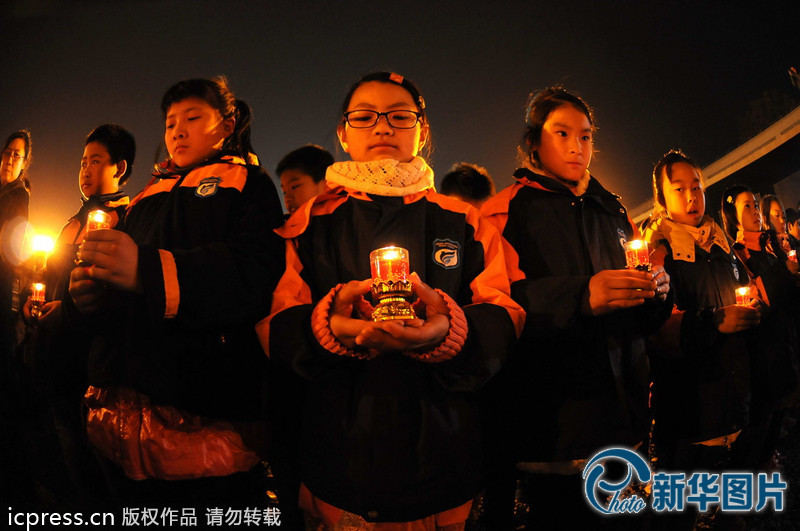 “為南京大屠殺遇難者守靈儀式暨和平燭光祭”活動(dòng)在侵華日軍南京大屠殺遇難同胞紀(jì)念館祭場(chǎng)舉行。