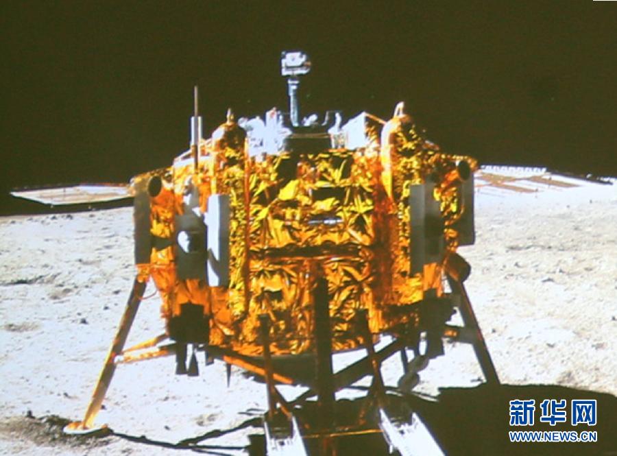 這是北京飛控中心大屏幕上顯示“玉兔”號(hào)月球車上的全景相機(jī)拍攝的嫦娥三號(hào)著陸器照片。