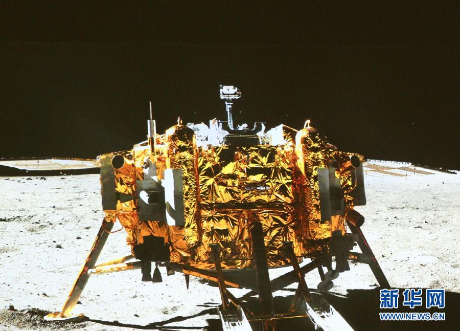 這是北京飛控中心大屏幕上顯示“玉兔”號(hào)月球車上的全景相機(jī)拍攝的嫦娥三號(hào)著陸器照片。