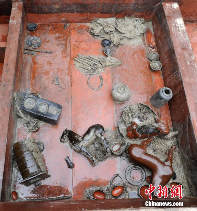 圖為出土漆器240余件，器形有耳杯、奩、幾、盤、盒、俑、馬等。