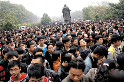 去年3月16日，武漢華中科技大學，“北約”、“華約”、“卓越”聯(lián)盟自主招生選拔考試湖北考點，考生等待進場。 圖/CFP