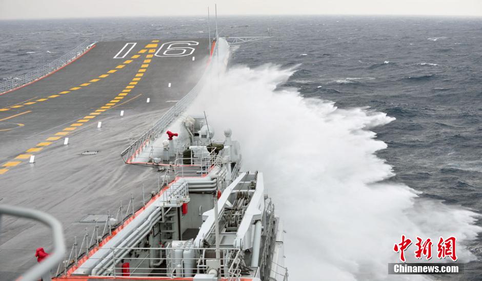圖為遼寧艦利用南海海域自然條件進(jìn)行大風(fēng)浪航行試驗。中新社發(fā) 胡鍇冰 攝