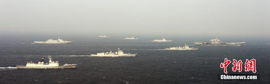 圖為遼寧艦與水面艦艇進(jìn)行協(xié)同訓(xùn)練。中新社發(fā) 李靖 攝