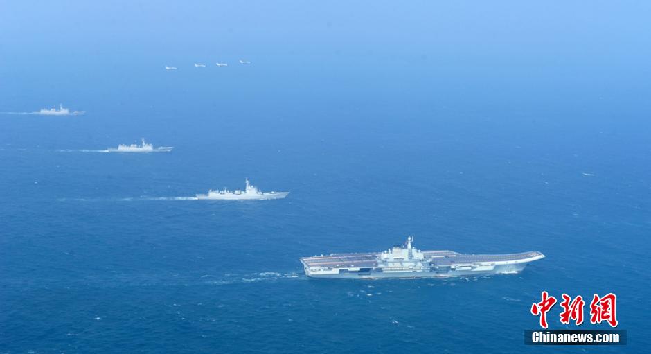 圖為遼寧艦與水面艦艇、飛機(jī)進(jìn)行協(xié)同訓(xùn)練。中新社發(fā) 胡鍇冰 攝