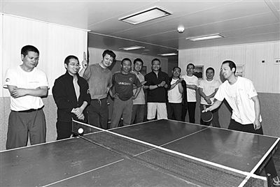 5日，“雪龍”號(hào)上的科考隊(duì)員在進(jìn)行乒乓球比賽。新華社發(fā)