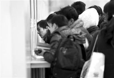 1月6日，旅客在北京站臨時(shí)售票處排隊(duì)購票。新京報(bào)記者
