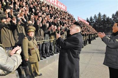 朝中社1月15日發(fā)布的圖片顯示，朝鮮最高領(lǐng)導(dǎo)人金正恩視察位于平安南道的國家科學(xué)院，與科研人員會(huì)面。