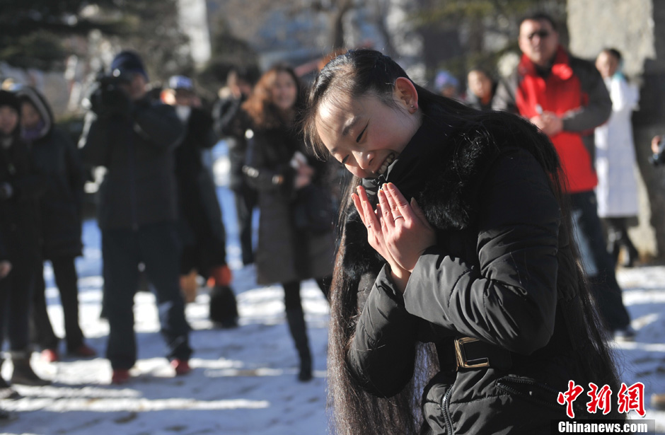 圖為來自東北的表演系考生雪地秀才藝。