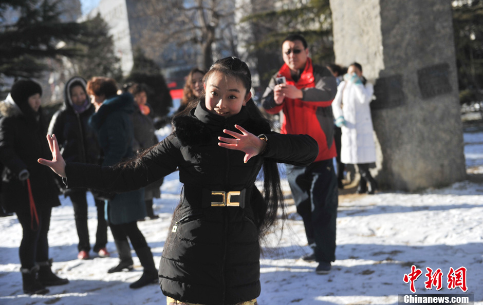 圖為來自東北的表演系考生雪地秀才藝。