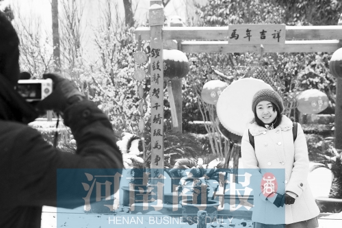 紫荊山公園里布置喜慶，引來不少游客合影留念。記者 楊東華/攝