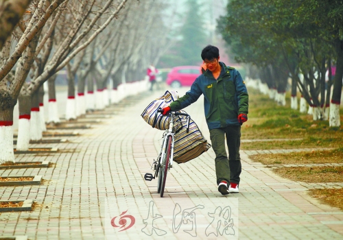 走在校園的小路上，帥氣的單車是我同伴，鼓鼓的行囊盛不下父母深深的惦念。