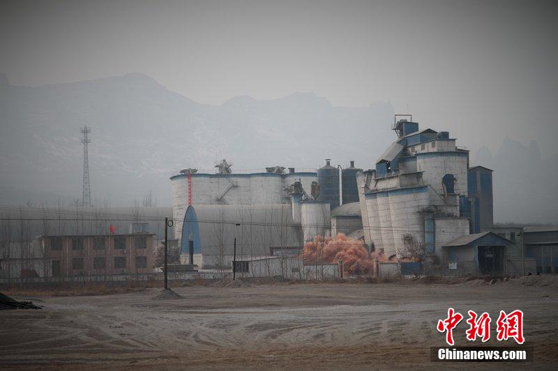　2014年2月17日，石家莊市再次啟動壓減水泥過剩產(chǎn)能、治理大氣污染水泥企業(yè)集中爆破拆除行動。
