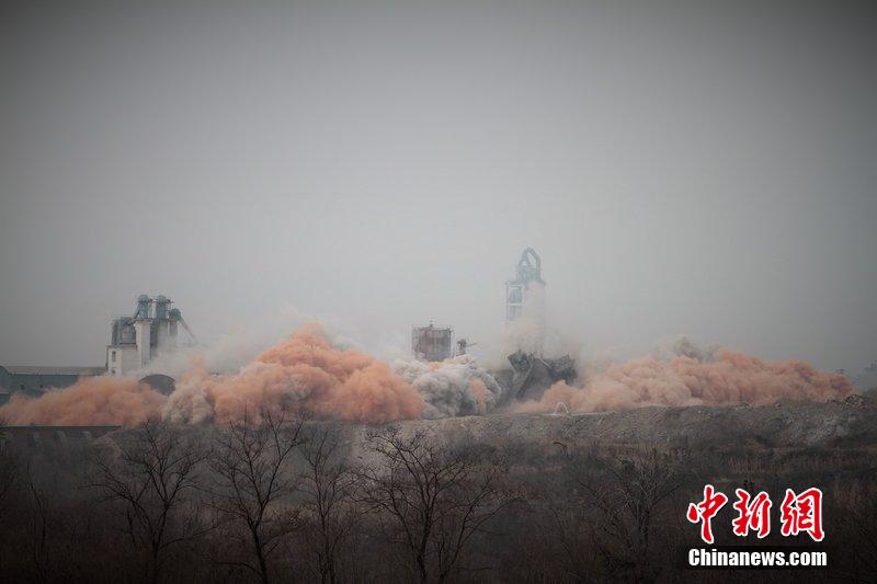 　2014年2月17日，石家莊市再次啟動壓減水泥過剩產(chǎn)能、治理大氣污染水泥企業(yè)集中爆破拆除行動。
