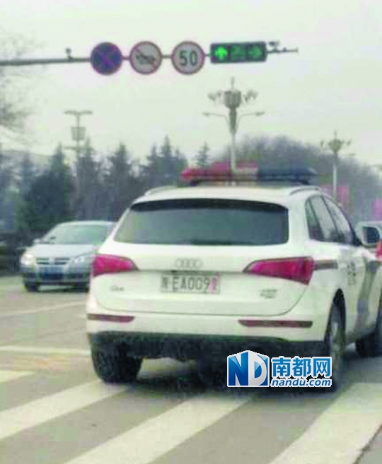 渭南市中院配備的奧迪Q 5警車在路上行駛。圖片來源：新浪微博