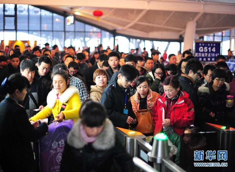 2月24日，在武漢火車站，乘客在檢票進站。