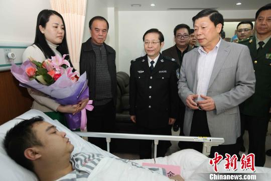 廣西壯族自治區(qū)黨委常委、政法委書記溫卡華看望唐蔚宣。