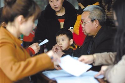 昨日，家長為服用藥品的幼兒登記參加體檢。西安兩所幼兒園長期給園內(nèi)幼兒集體服用“病毒靈”。