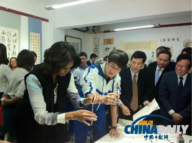 北京時間3月21日，美國第一夫人米歇爾參觀北師大二附中時，與學生一起練習書法。