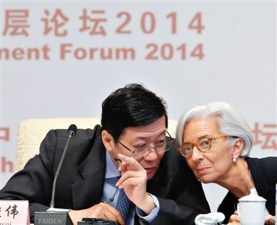 “中國發(fā)展高層論壇2014開幕式”上，國際貨幣基金組織總裁拉加德與中國財政部部長樓繼偉（左）討論。