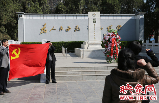 在焦裕祿紀念園，來自河南的黨員干部在焦陵前宣誓。