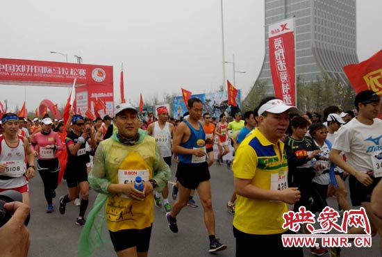 3月30日上午8點20分，2014鄭開國際馬拉松賽在鄭開大道鳴槍起跑。