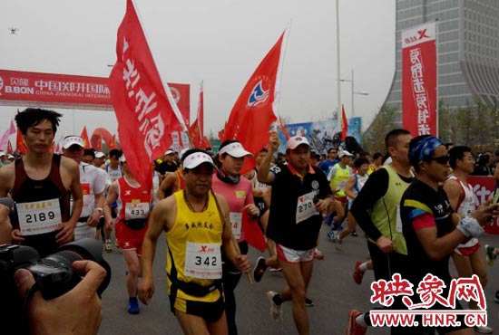 目前在鄭開大道上，一場角逐正在展開。