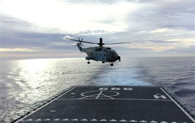 3月29日，一架艦載直升機(jī)從井岡山艦起飛執(zhí)行搜索任務(wù)。當(dāng)天，海軍井岡山艦抵達(dá)南印度洋新任務(wù)區(qū)開始搜索。 新華社發(fā)