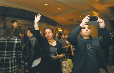 昨晚，麗都飯店，32位馬航失聯(lián)客機(jī)家屬準(zhǔn)備赴馬來西亞。新京報記者 侯少卿 攝