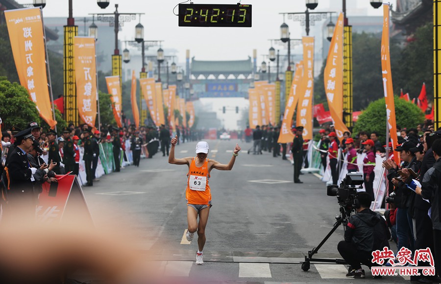 一名選手抵達(dá)終點后，高舉雙手慶祝。