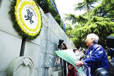 幸存者和遇難者遺屬昨在紀(jì)念館“哭墻”前獻花。