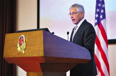 昨日下午，美國(guó)國(guó)防部長(zhǎng)哈格爾在中國(guó)國(guó)防大學(xué)發(fā)表演講。