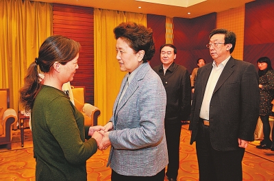  4月9日，中共中央政治局委員、國務(wù)院副總理劉延?xùn)|在鄭州接見“踐行焦裕祿精神的好校長”張偉的家屬。