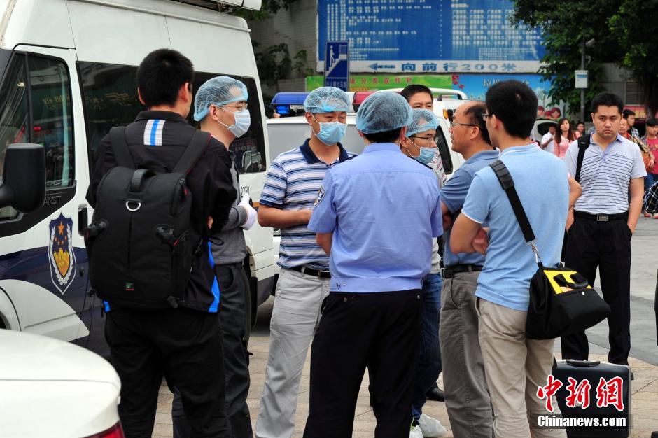 圖為警方在案發(fā)現(xiàn)場取證調(diào)查。