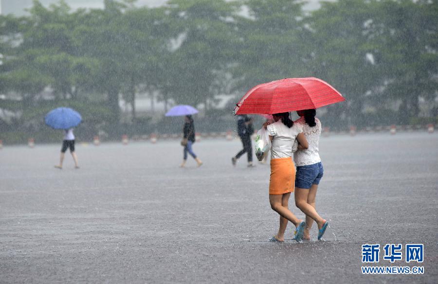 5月11日，市民在深圳梅林檢查站廣場(chǎng)冒雨出行。